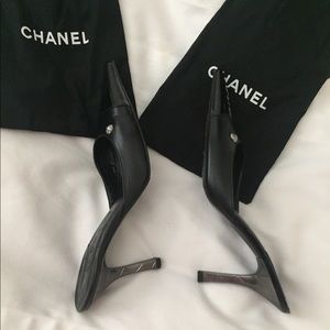 CHANEL MULES: Black leather/patent leather